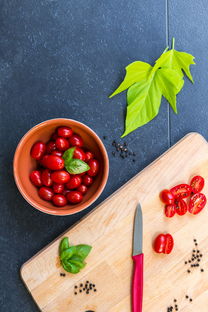 台风过境后的温馨一幕,市民共筑邻里情,路边捡椰乐融融 台风过境后的温馨一幕,市民共筑邻里情,路边捡椰乐融融