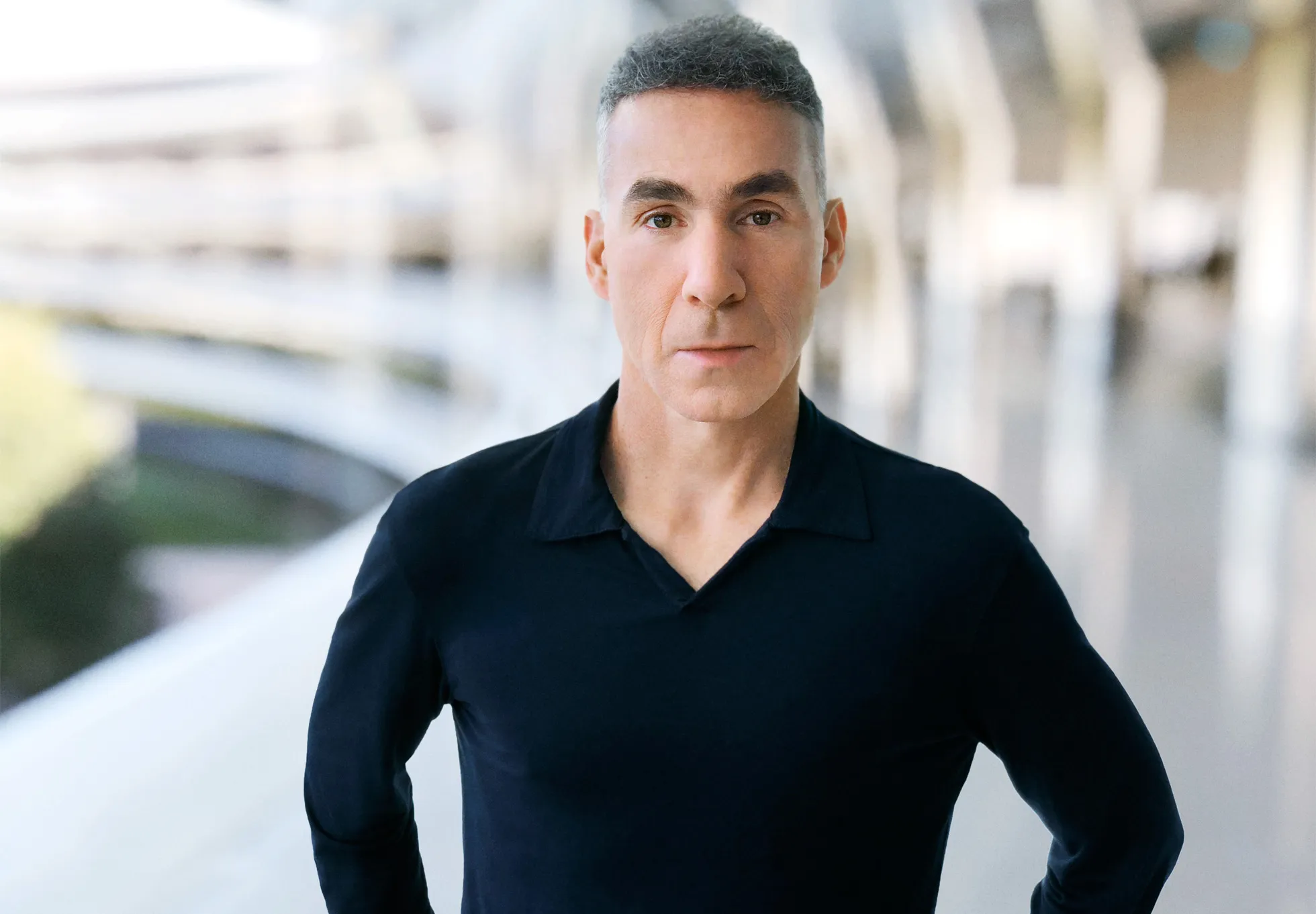 余承东晒华为Mate70金丝银锦真机，科技与美学的完美融合