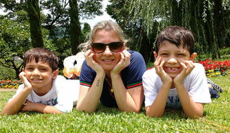 产后温情新风尚?女子出院被老公创意套袋抬回引热议 产后温情新风尚?女子出院被老公创意套袋抬回引热议