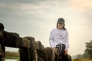 高三女生离家出走，女警心疼拥抱背后的温情与启示