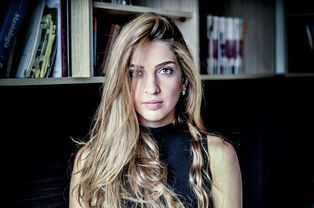 女子染发10多年最终选择与白发和解，一场关于自我接纳的美丽之旅